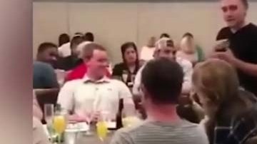 El chico desenmascaró a su novia ante amigos en común.