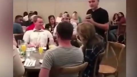 El chico desenmascaró a su novia ante amigos en común.