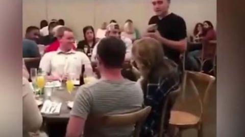 El chico desenmascaró a su novia ante amigos en común.