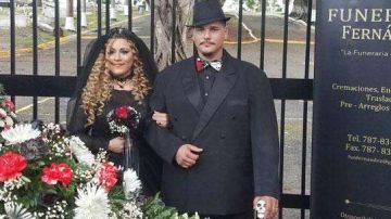 A la ceremonia, la novia Sheila Camuy llegó en un coche fúnebre. Primera Hora