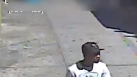 La Policía busca a estos dos sujetos, como los presuntos sospechosos de golpear a la mujer en el rostro.