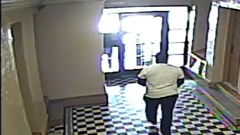 Los maleantes entraron con arma en mano al apartamento de la señora.