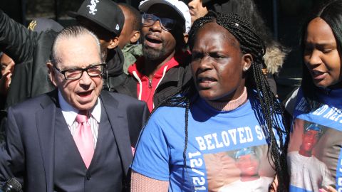 El Abogado Sanford Rubenstein con la madre de Matthew McCree, Louna Dennis en la corte de El Bronx.