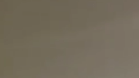 Los asaltantes golpearon al taxista en el estómago y le roban dinero y su celular.