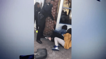El oficial de policía de Orange, NJ, se peleó con las hermanas gemelas. Se desconoce la razón.