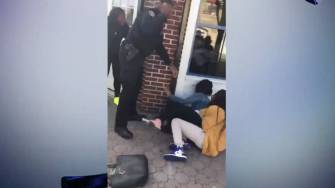 El oficial de policía de Orange, NJ, se peleó con las hermanas gemelas. Se desconoce la razón.