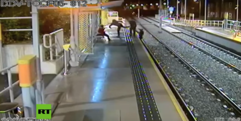 Hombre patea a otro hacia el ferrocarril