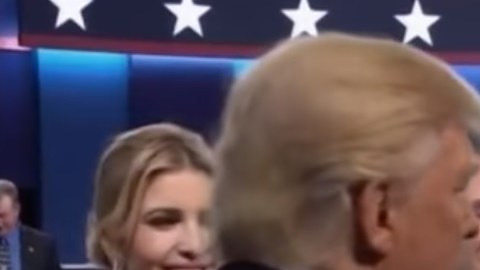 En un evento de campaña, Tiffany evitó besar a su padre.