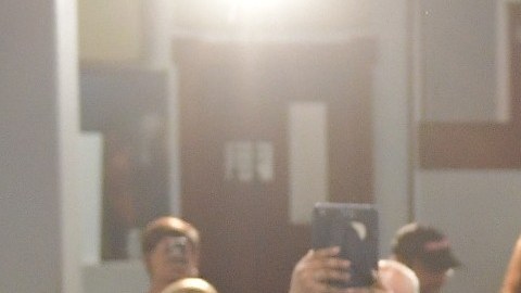 Una de las críticas a Trump fue por lanzar suministros durante un evento.