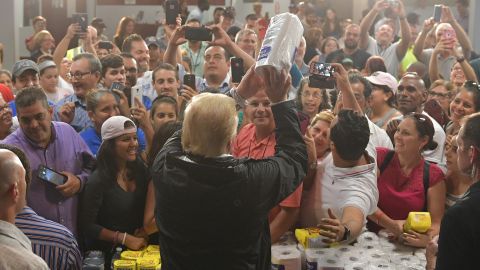 Una de las críticas a Trump fue por lanzar suministros durante un evento.