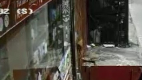 El sospechoso fue descrito como un blanco de entre 5 pies y 10 pulgadas de alto, y de unas 180 libras de peso.  