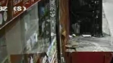 El sospechoso fue descrito como un blanco de entre 5 pies y 10 pulgadas de alto, y de unas 180 libras de peso.  