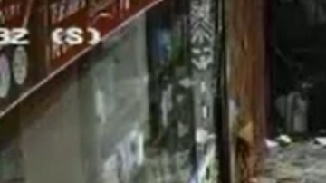 El sospechoso fue descrito como un blanco de entre 5 pies y 10 pulgadas de alto, y de unas 180 libras de peso.  