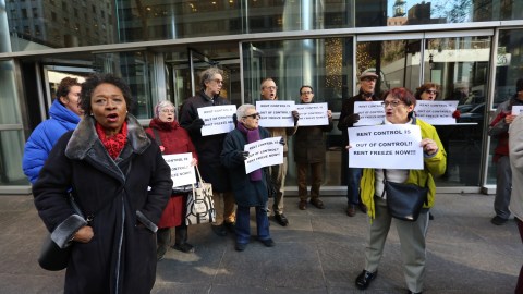 Inquilinos de renta controlada fueron arrestados luego de bloquear la Tercera Ave. en frente de las oficinas del Gobernador Andrew Cuomo.