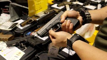 La TSA advierte de los riesgos de llevar armas a los controles en los aeropuertos