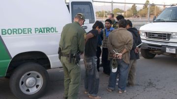 La Patrulla Fronteriza detuvo a los migrantes en El Paso, Texas.