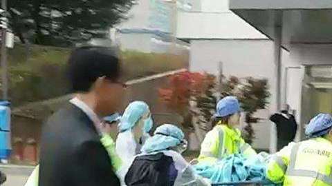 Personal de emergencia traslada al hospital al soldado norcoreano herido. EFE