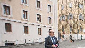 El lujoso automóvil lo recibió en su residencia en la Casa Santa Marta./ EFE