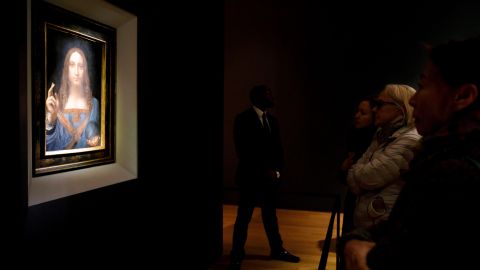 La obra 'Salvator Mundi' atribuída a Leonardo da Vinci se convirtió hoy en la pinctura más cara vendida en subasta de la historia. EFE/ Justin Lane