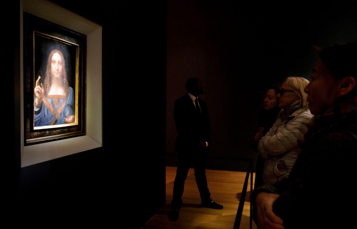 La obra 'Salvator Mundi' atribuída a Leonardo da Vinci se convirtió hoy en la pinctura más cara vendida en subasta de la historia. EFE/ Justin Lane