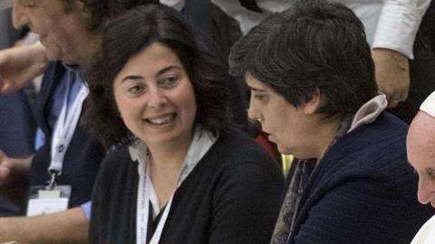 El  Sumo Pontífice comparte los alimentos con los pobres. /EFE