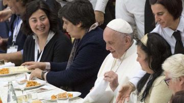 El  Sumo Pontífice comparte los alimentos con los pobres. /EFE