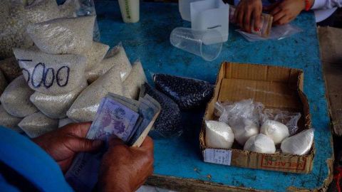 Bolsas de leche a la venta en un puesto informal en una calle de Caracas./EFE