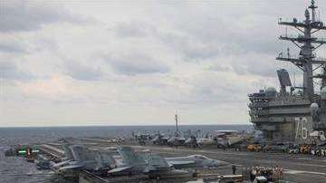 Vista del portaaviones estadounidense USS Ronald Reagan mientras participa en unas maniobras militares. EFE