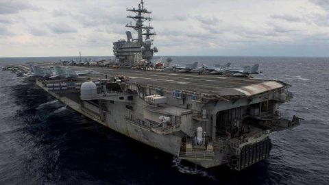 Vista del portaaviones estadounidense USS Ronald Reagan mientras participa en unas maniobras militares. EFE