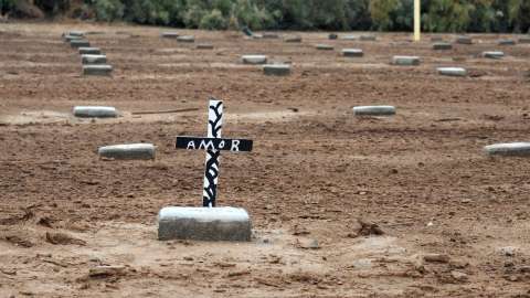 Tumbas sin nombre en Holtville (California), recordatorios de los peligros de la frontera