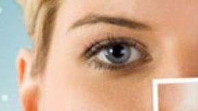 Mujer con labios hinchados no puede respirar.