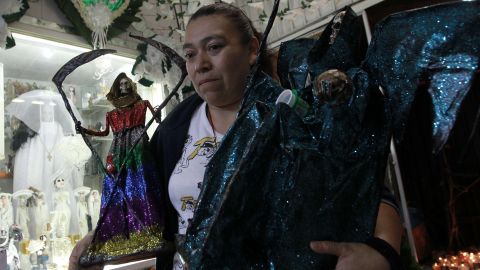 Devotos de la Santa Muerte visitan su altar en CDMX.