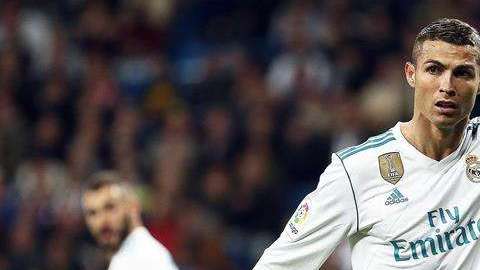 El delantero del Real Madrid Cristiano Ronaldo, durante el partido de Liga en Primera División ante Las Palmas que están disputando esta noche en el estadio Santiago Bernabéu, en Madrid. (Foto: EFE/Mariscal)