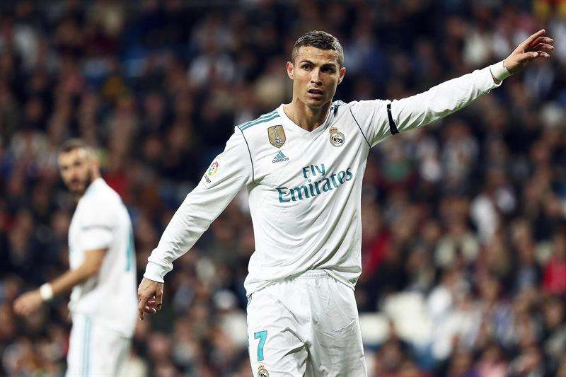 El delantero del Real Madrid Cristiano Ronaldo, durante el partido de Liga en Primera División ante Las Palmas que están disputando esta noche en el estadio Santiago Bernabéu, en Madrid. (Foto: EFE/Mariscal)