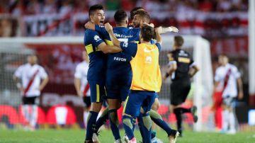 Los jugadores de Boca Juniors celebran su victoria ante River Plate en la Superliga argentina. (Foto: EFE/David Fernández)