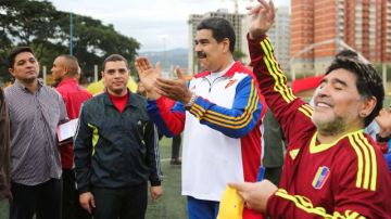 El presidente de Venezuela, Nicolás Maduro y el exfutbolista argentino Diego Armando Maradona durante un acto oficial en Caracas (Venezuela). (Foto: EFE/PRENSA MIRAFLORES)