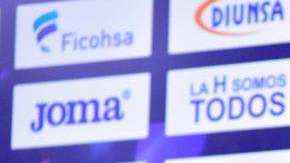 Bryan Beckeles y Eddie Hernández de la selección hondureña de fútbol en conferencia de prensa previa al partido frente a Australia en San Pedro Sula. (Foto: EFE/José Valle)