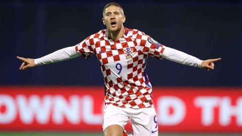 El croata Andrej Kramaric celebra luego de anotar el cuarto gol de su equipo a Grecia en el juego de repesca europea para el Mundial Rusia 2018. (Foto: EFE/Antonio Bat)