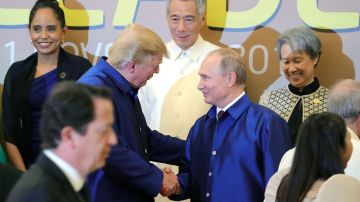 Trump y Putin se saludan en la Cumbre del la APEC en Da Nang (Vietnam). Michael Klimentyev/SPUTNIK/EFE.