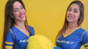 Naiara Gaitáni y Anabella Crosetti,  integrantes de 'Las Boquitas', animadoras del club Boca Juniors, que fueron despedidas porque, según el club, "cosifican a las mujeres". (Foto: EFE/Sebastián Meresman)