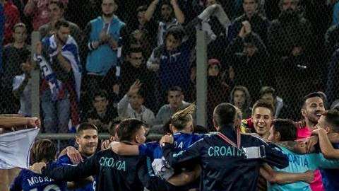 Los croatas celebran el pase al Mundial Rusia 2018 tras empatar a cero con Grecia en Pireo. (Foto: EFE/EPA/PANAGIOTIS MOSCHANDREOU)