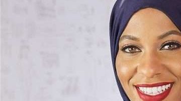 Ibtihaj Muhammad  sostiene a la primera muñeca Barbie vestida con el hijab. EFE