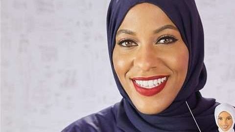 Ibtihaj Muhammad  sostiene a la primera muñeca Barbie vestida con el hijab. EFE