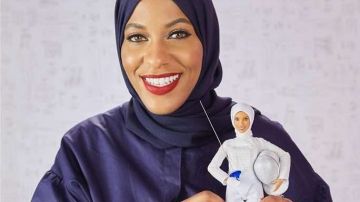 Ibtihaj Muhammad  sostiene a la primera muñeca Barbie vestida con el hijab. EFE