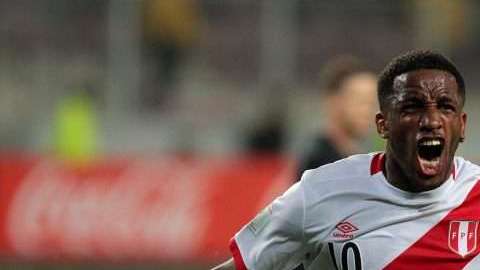 El peruano Jefferson Farfan celebra el primer gol ante Nueva Zelanda que mete a su equipo al Mundial de Rusia 2018.. Foto: EFE/Germán Falcón)