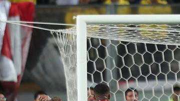 El delantero Jefferson Farfan anota el primer gol de dos con los que Perú venció a Nueva Zelanda para meterse al Mundial. (Foto: EFE/Germán Falcón)