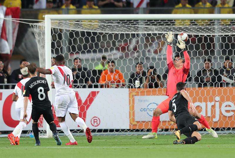 El delantero Jefferson Farfan anota el primer gol de dos con los que Perú venció a Nueva Zelanda para meterse al Mundial. (Foto: EFE/Germán Falcón)