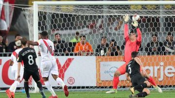 El delantero Jefferson Farfan anota el primer gol de dos con los que Perú venció a Nueva Zelanda para meterse al Mundial. (Foto: EFE/Germán Falcón)