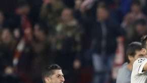 Los abrazos de los jugadores a Berizzo en el Sevilla 3 vs. Liverpool 3. Foto: EFE/Jose Manuel Vidal)