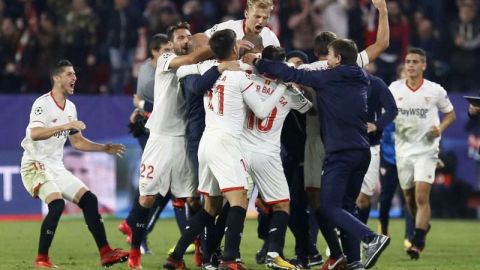 Los abrazos de los jugadores a Berizzo en el Sevilla 3 vs. Liverpool 3. Foto: EFE/Jose Manuel Vidal)